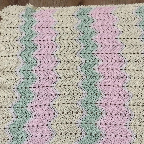 Beautiful Knit Patterned with Pink, Yellow & Mint with Silver Baby Blanket GUC - Picture 2 of 7